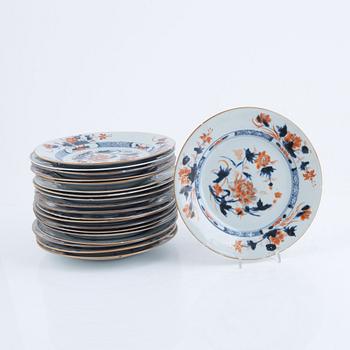 Twenty similar Imari porcelain plates, China, Qing dynasty, 18th century.