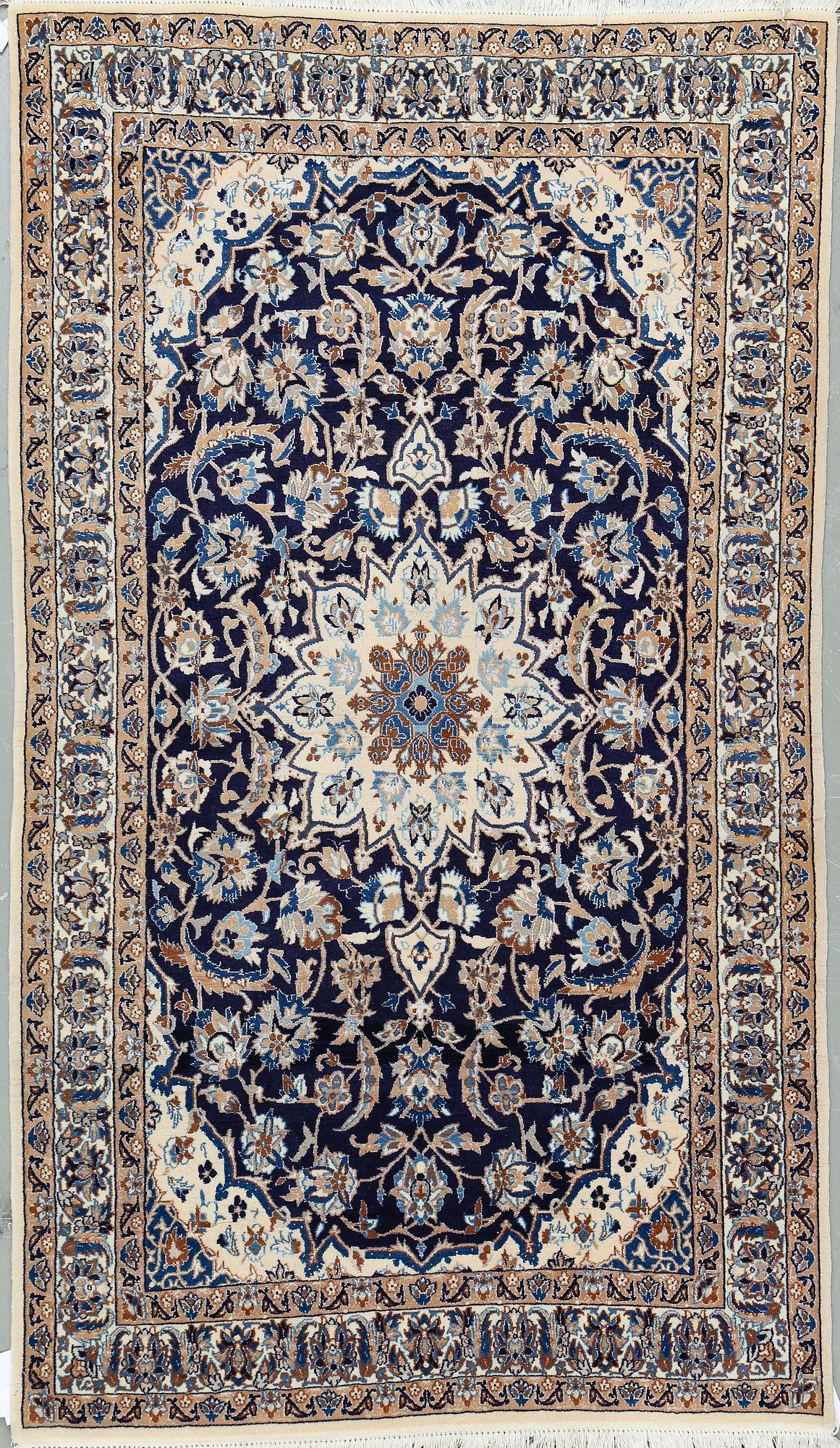 MATTA, sannolikt Nain part silk. Ca 203 x 116,5 cm.