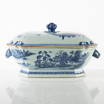 A Chinese export blue and white tureen with cover, Qing dynasty, Qianlong (1736-95).