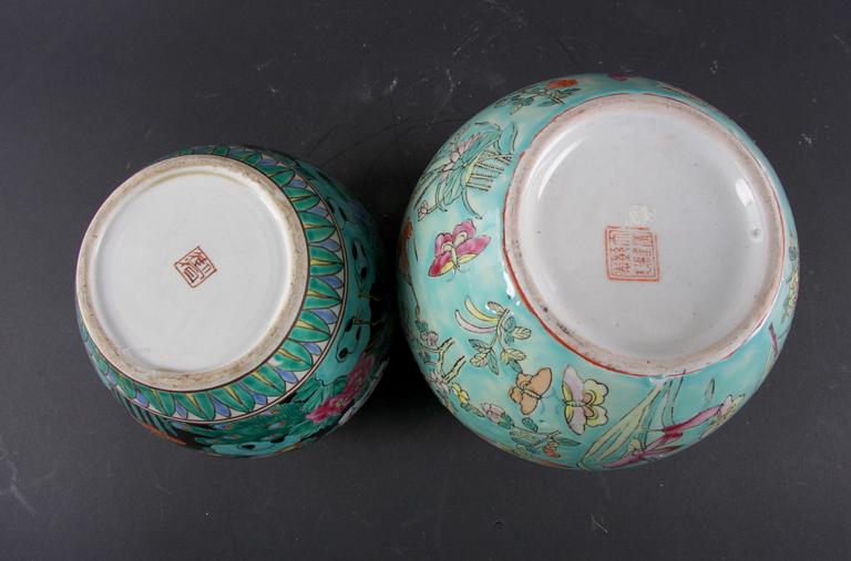 VAS OCH URNA. Porslin Kina, 1900-tal.