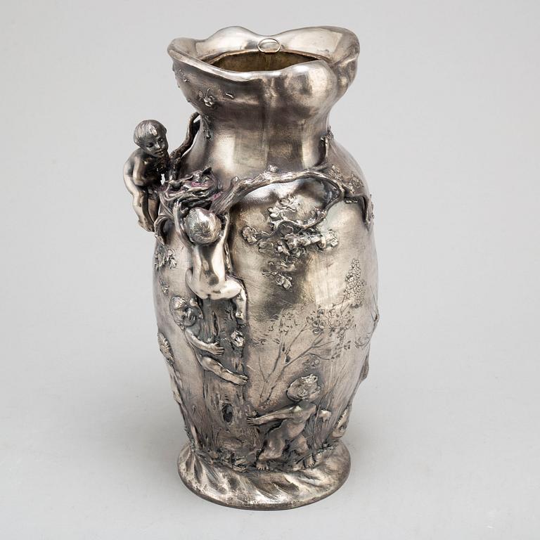 An art Nouveau urn, early 20th century.