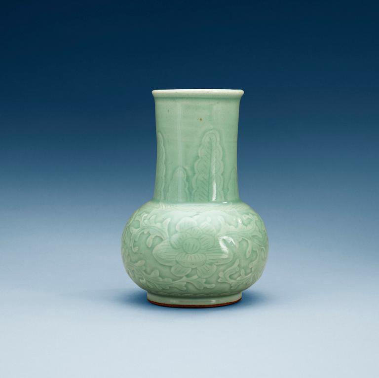 A celadon glazed vase, late Qing dynasty.