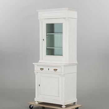 A CUPBOARD EARLY 20TH CENTURY,