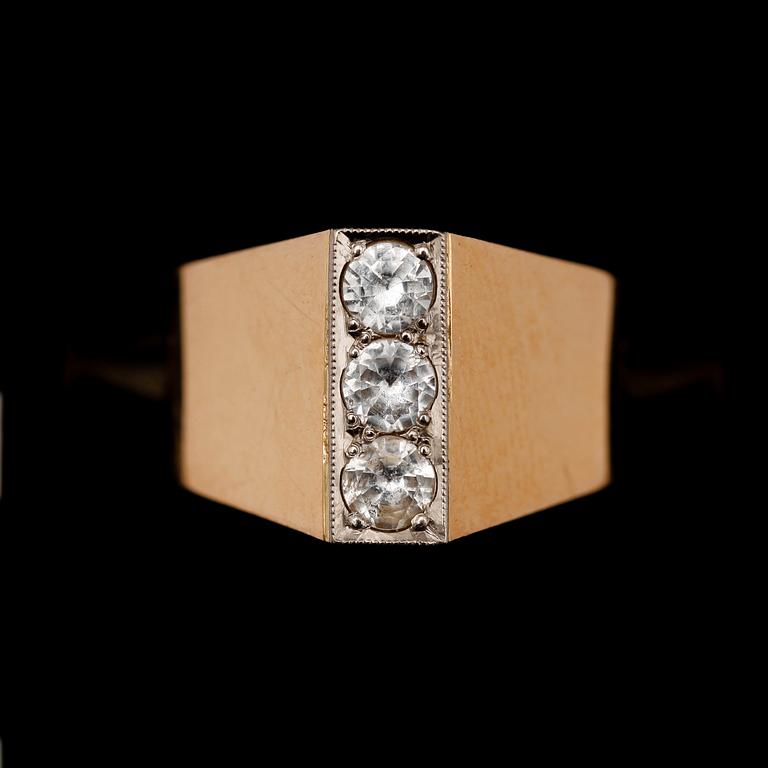 RING, 18 k, med 3 vita stenar. Vikt 4 g.