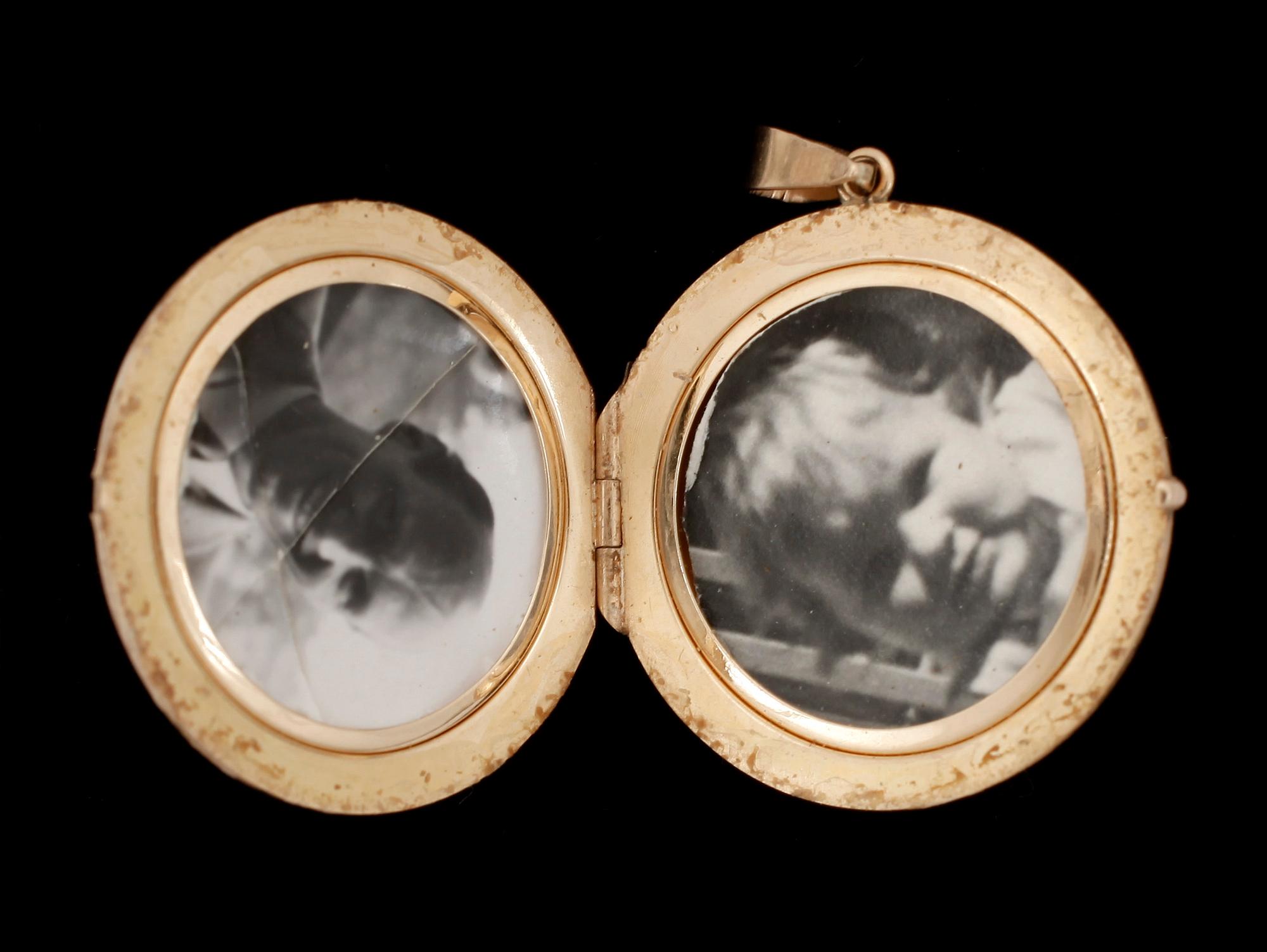HÄNGE / FOTOMEDALJONG, 18k guld. Vikt 7g.