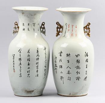 GOLVVASER, porslin, 2 st. Kina, 1900-talets första hälft.