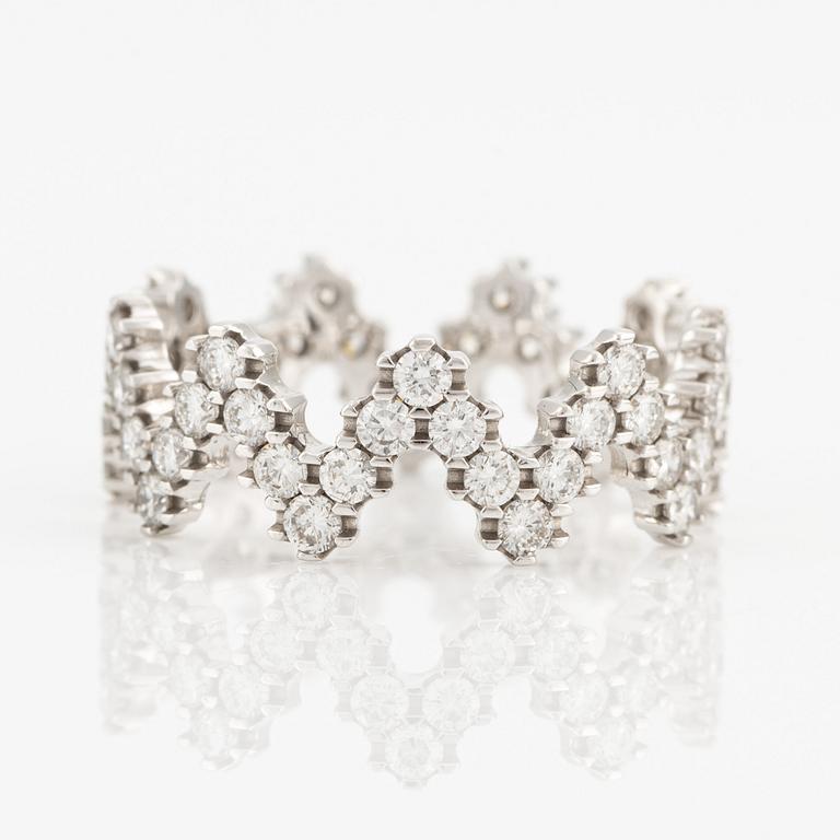 Ring, white gold, V-shaped with brilliant-cut diamonds.