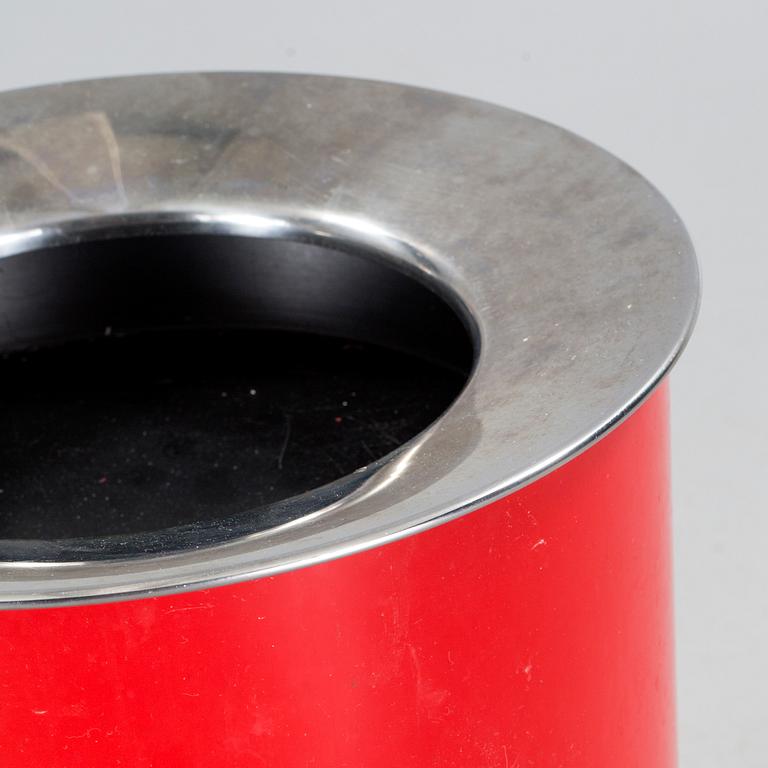 Two waste paper bins, designed by Gino Colombini, license manufactured by Husqvarna Borstfabrik for Kartell, 1970s.