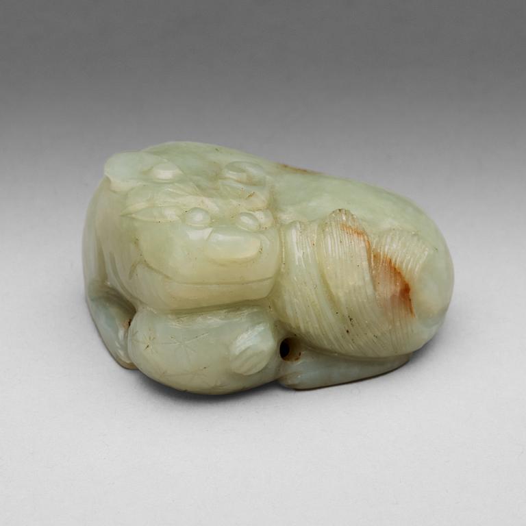 A nephrite figure of a reclining mythical beast, late Qing dynasty.