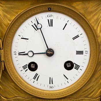 BORDSPENDYL, brännförgylld brons, Empire, 1800-talets första hälft.