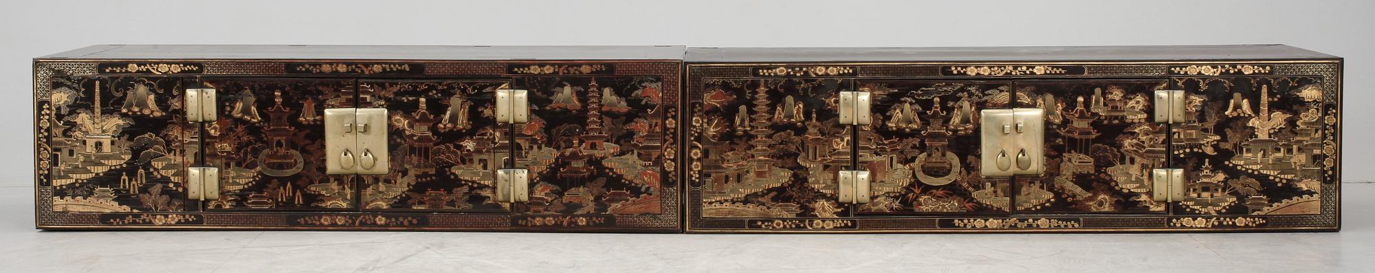LÅNGSKÅP, 2 delar. Guldlack, Kina 1900-talet början.