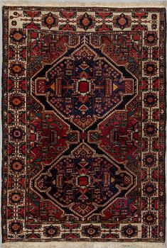 A RUG, semi-antique Bakhtiari, circa 205,5 x 142 cm.