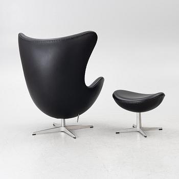 Arne Jacobsen, fåtölj med fotpall, "Ägget", Fritz Hansen, Danmark, 2022.