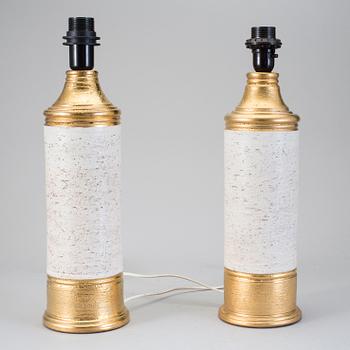 BORDSLAMPOR, 2 stycken, chamotterat lergods. Bitossi, Italien, 1960-70-tal.