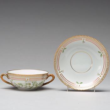 BULJONGKOPPAR med FAT, tre stycken samt FAT, porslin. "Flora Danica", Royal Copenhagen, Danmark, 1900-tal.
