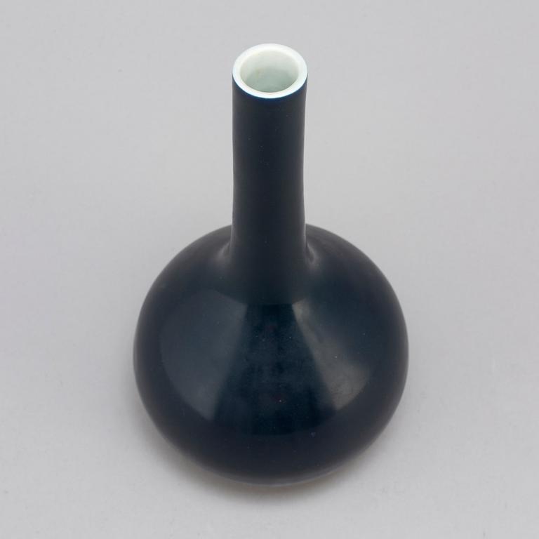 A Chinese blue glazed bottle vase, 20th century.