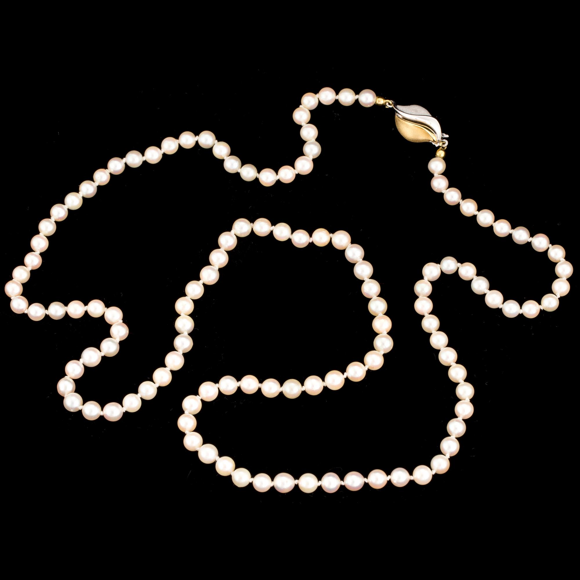 A necklace of cultured pearls with a clasp in 18K gold.