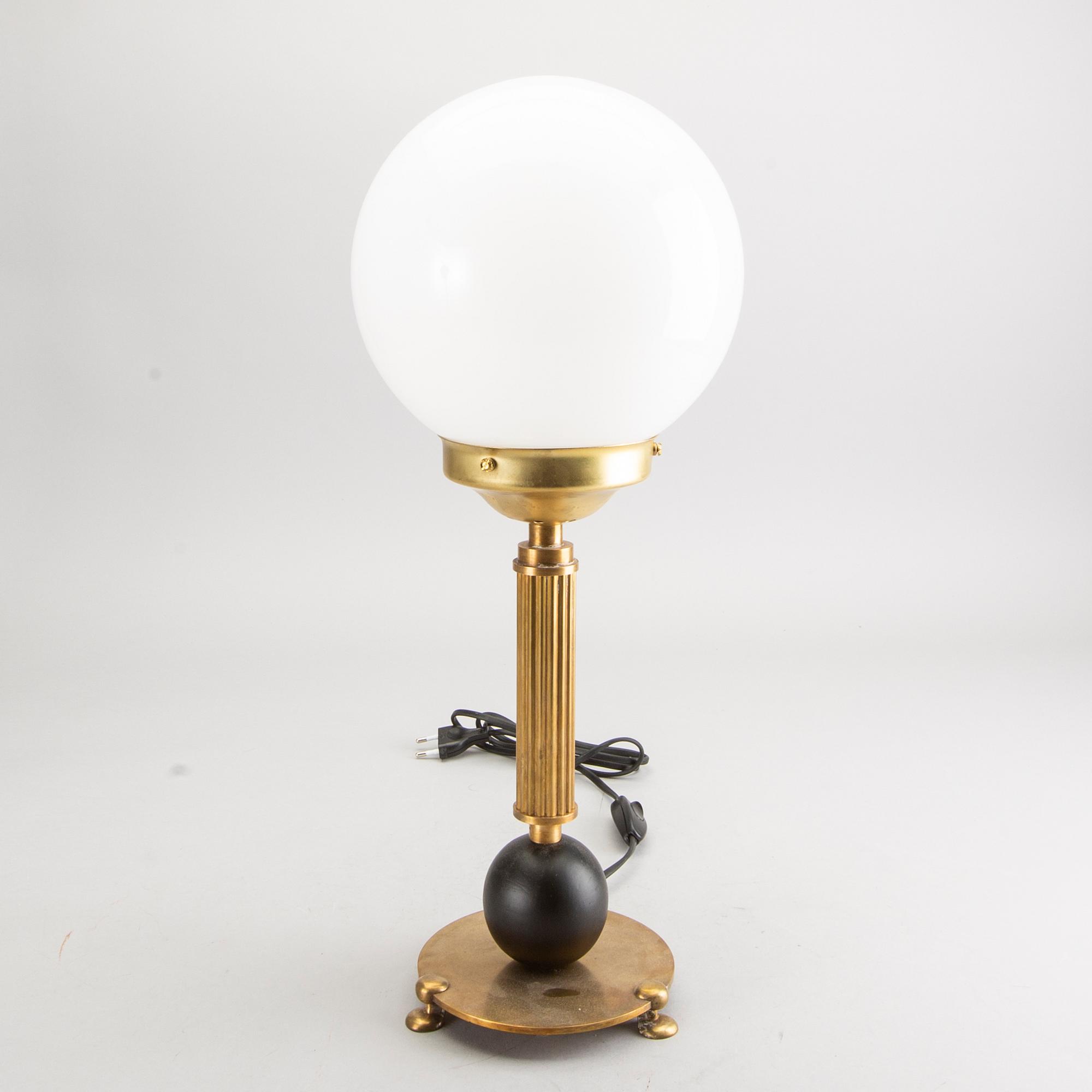 A MID 20TH CENTURY TABLE LAMP.
