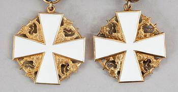 MEDALJER, 2 st, förgyllt silver och emalj, Finlands Vita Ros. Vikt ca 72 gram.