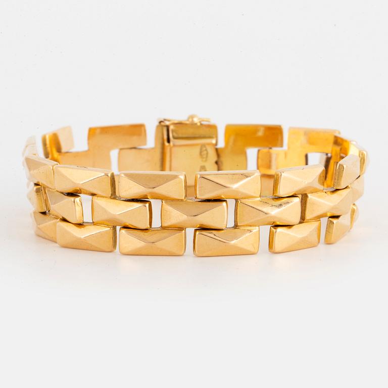 An 18K gold bracelet, Italy.