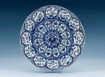 1481. A blue and white charger, Qing dynasty, Kangxi (1662-1722).