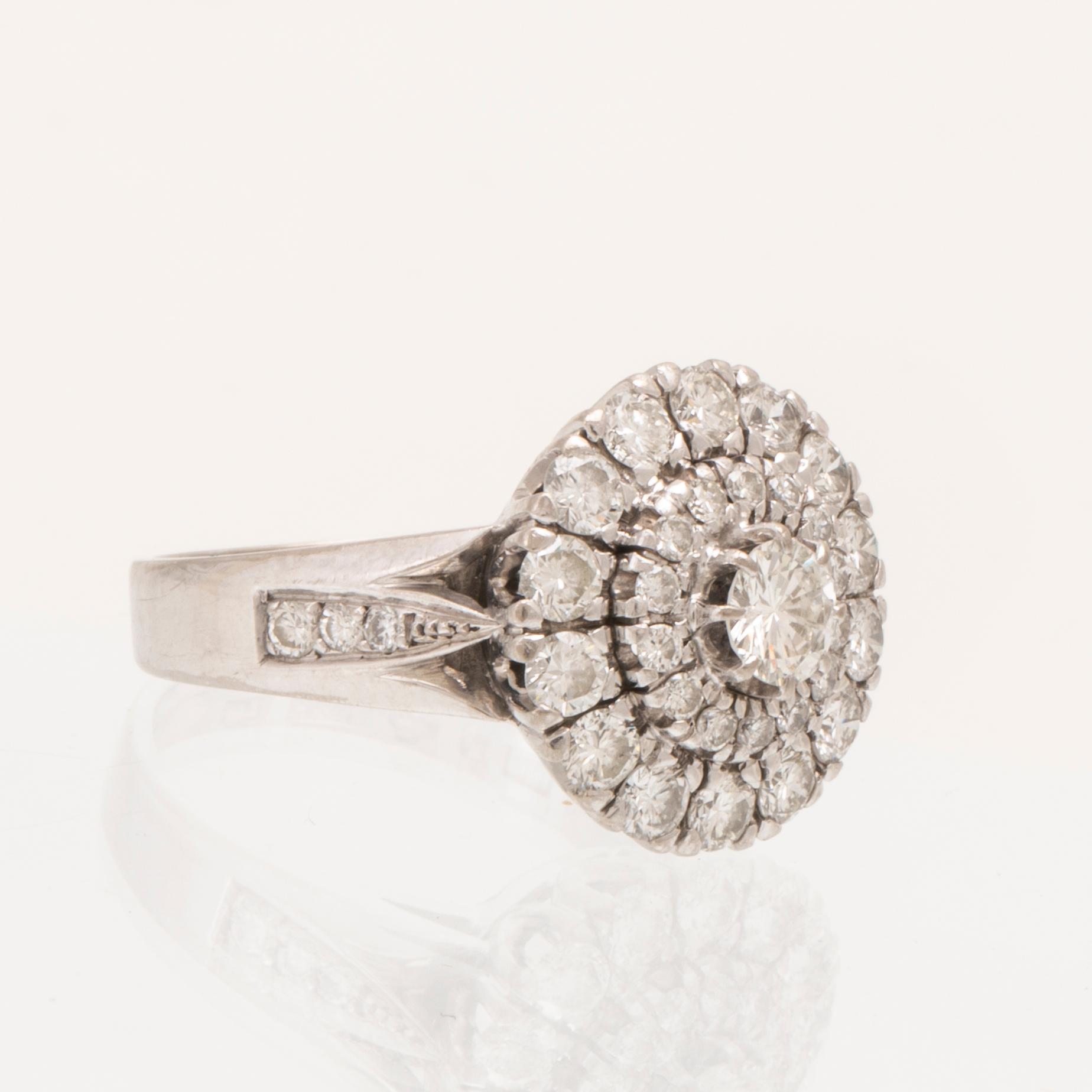 An 18K white gold ring/cocktail ring with round brilliant-cut diamonds, Petterssons Eftr Juvelerar Ab Joh Stockholm 1945.