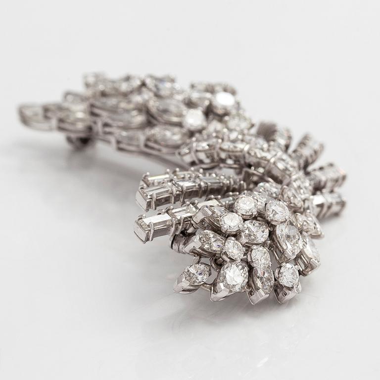 Rintaneula/ hiuskoru platinaa, navette-, briljantti- ja baguettihiottuja timantteja yht. noin 20.00 ct.