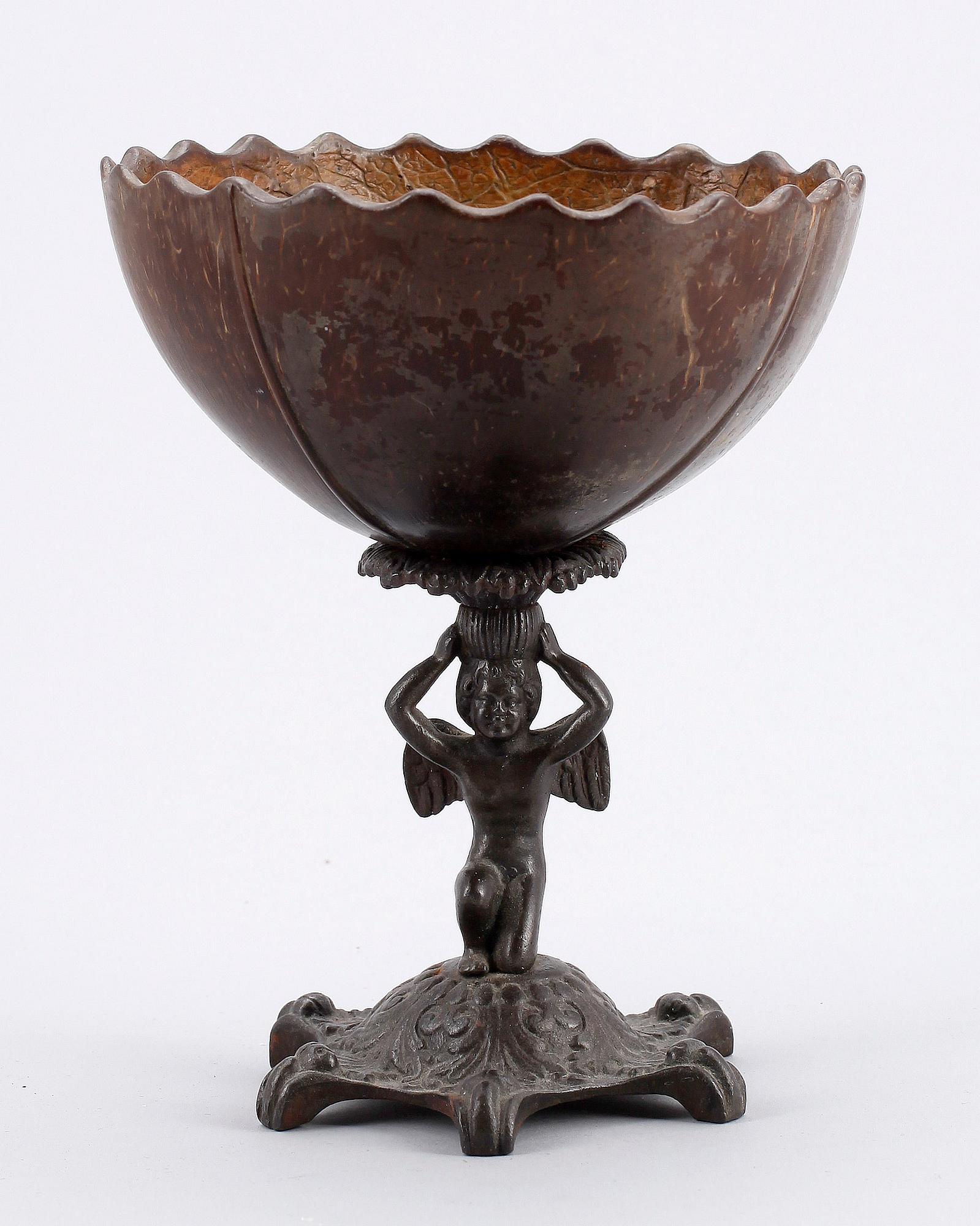SOCKERSKÅL, kokosnöt och gjutjärn, Finspångs bruk, 1800-talets första hälft.