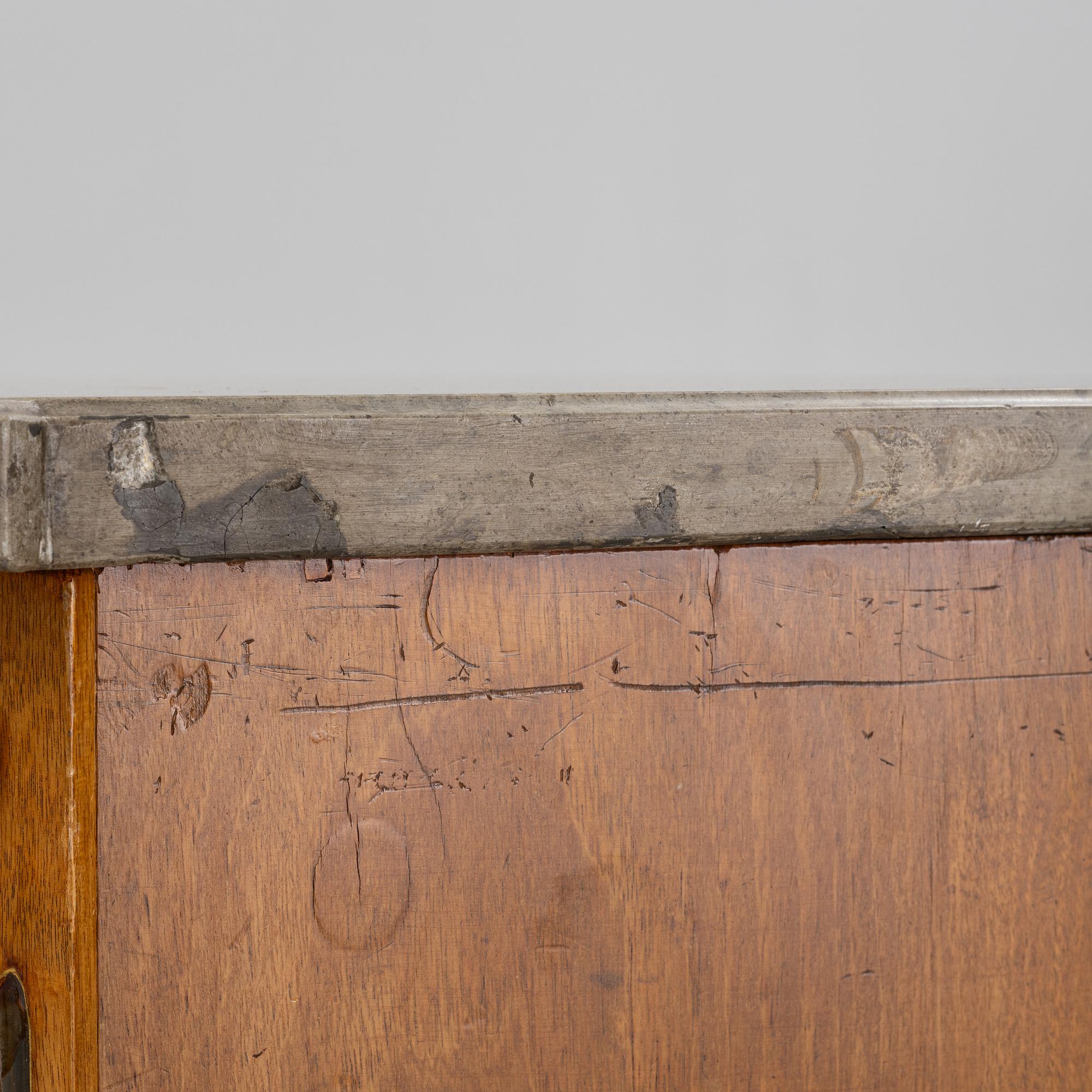 Chest of drawers, Gustavian style, first half of the 19th century.