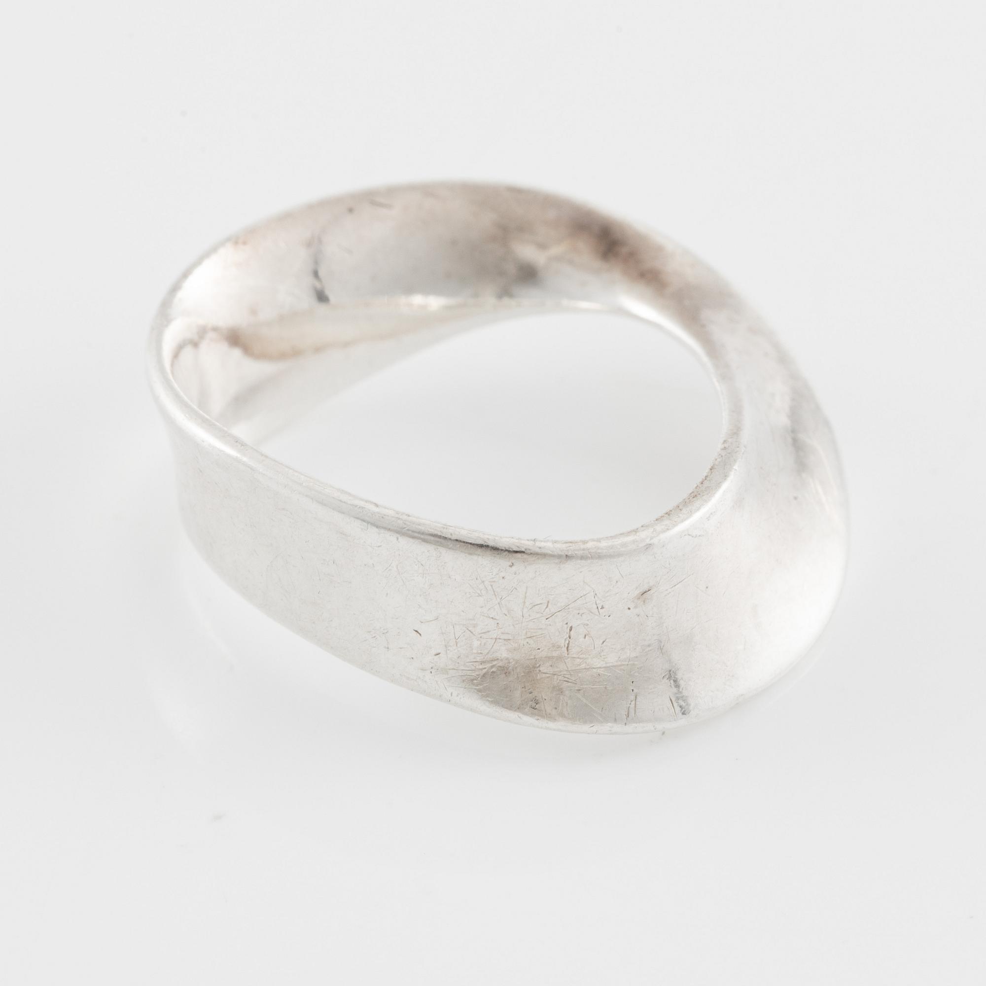 Vivianna Torun Bülow-Hübe, ring "Möbius", sterling silver, for Georg Jensen.