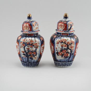 LOCKURNOR, ett par, porslin, Japan, 1900-tal.