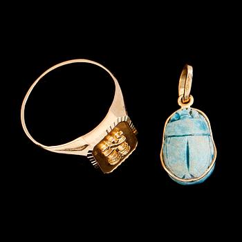 HÄNGE OCH KLACKRING, 18K guld. Ringens vikt ca 6 g.