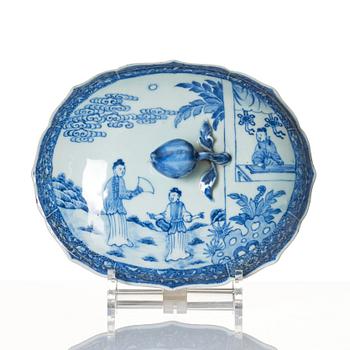 A blue and white tureen with cover and stand, Qing dynasty, Qianlong (1736-95).