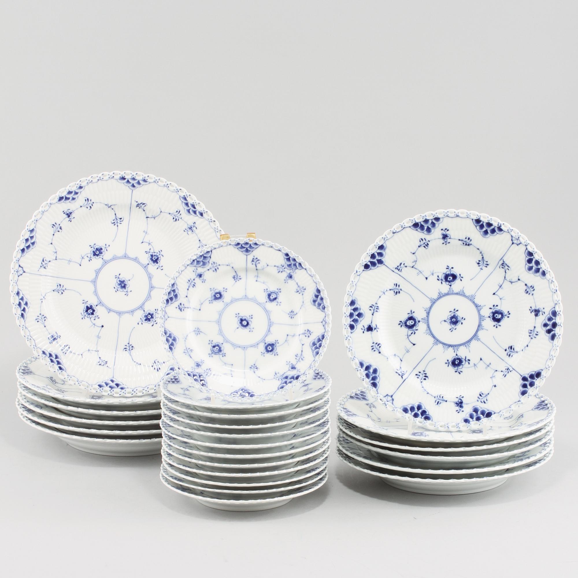 SERVISDELAR, 24 st, porslin, "Musselmalet", Royal Copenhagen, 1900-talets andra hälft.