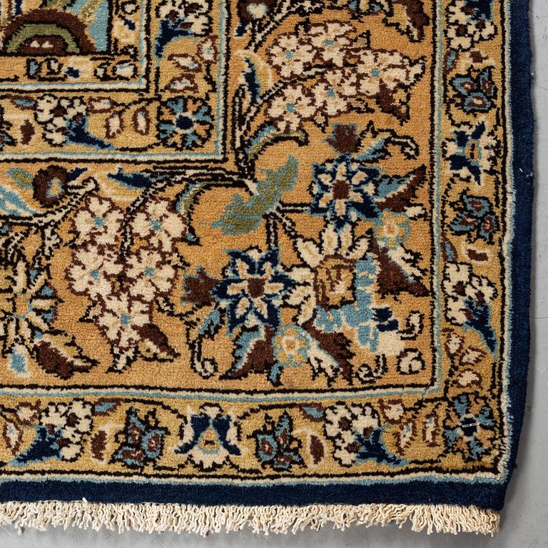 Matto, old Qum figural part silk, ca 213 x 135,5-139 cm.