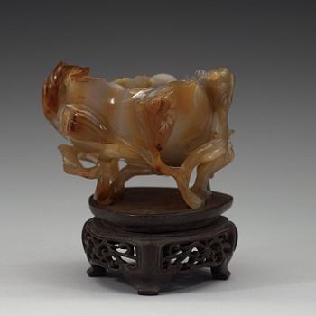 A carved agathe brush washer, Qing dynasty (1644-1912).