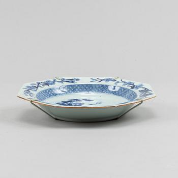 A blue and white tureenstand and a soup dish, Qing dynasty, Qianlong (1736-95).