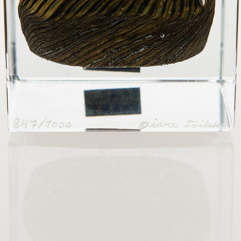 OIVA TOIKKA, A glass cube signed Oiva Toikka Nuutajärvi 1980 and numbered 847/1000.
