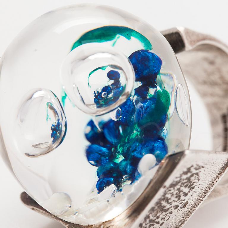 Björn Weckström, Ring "Förstelnad sjö", sterlingsilver och akryl. Lapponia 1973.