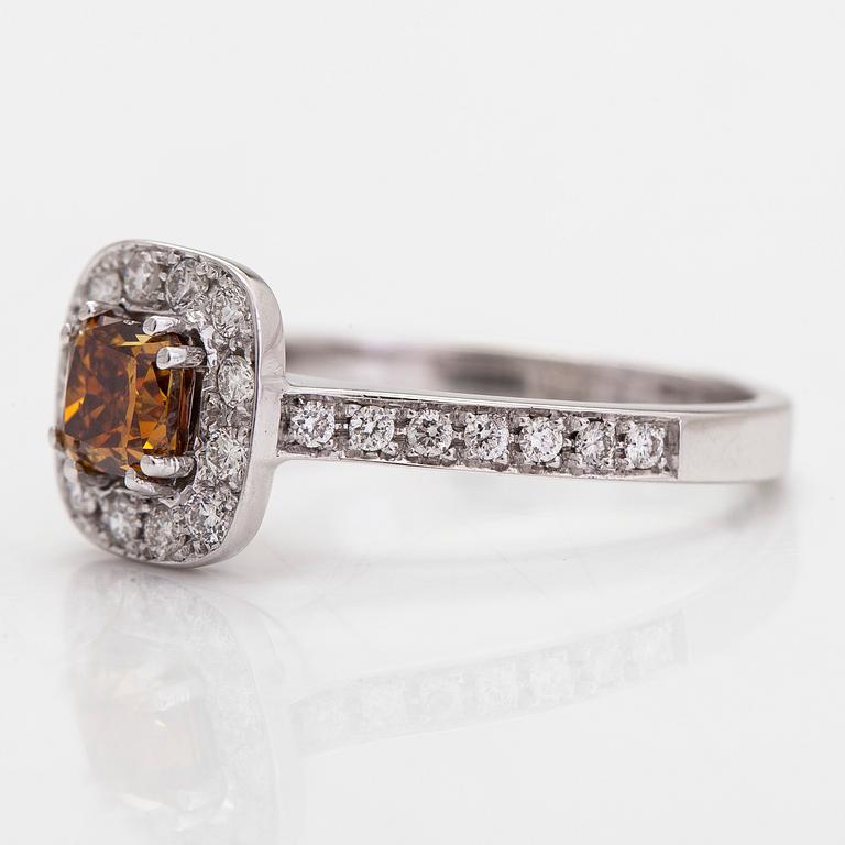 An 18K white gold ring, with a brownish-yellow diamond approximately 0.85 ct and white diamonds. Italy.