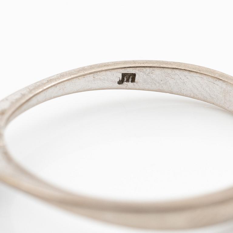 Ring, 18K white gold, with a small brilliant-cut diamond.