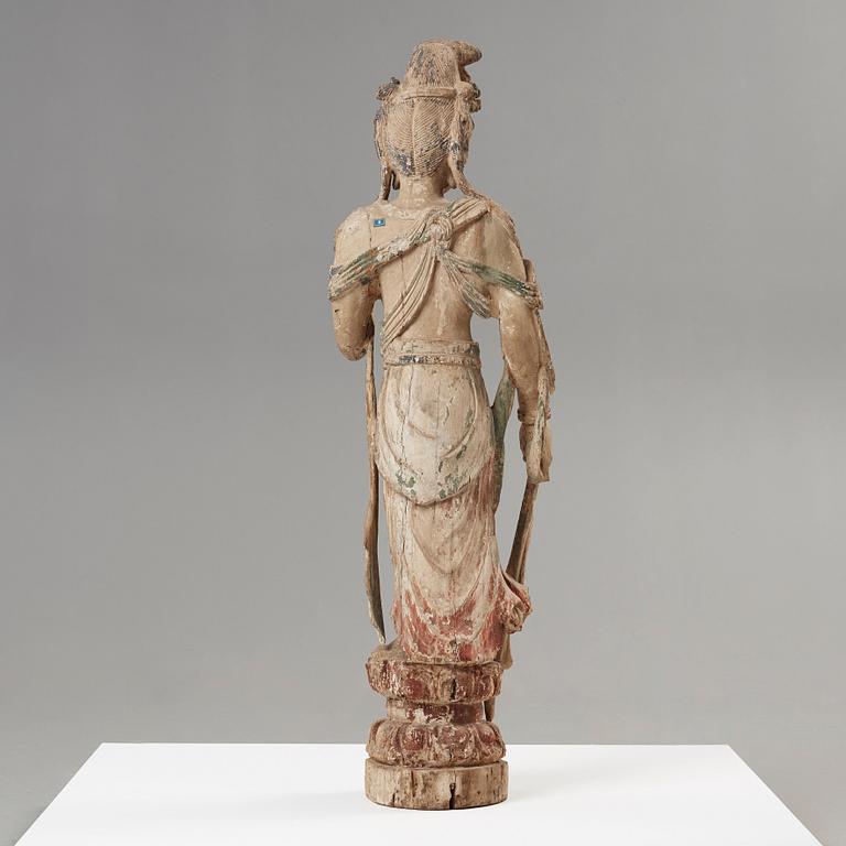 A large wooden sculpture of Guanyin, Ming dynasty (1368-1644).