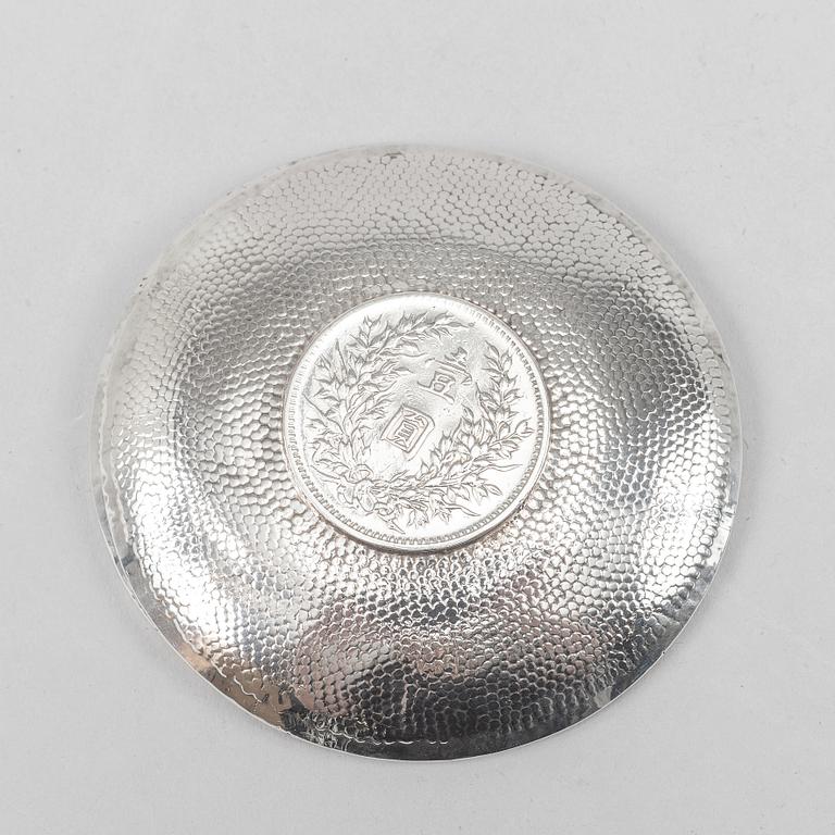 Fat, ett par, silver. Kina, 1900-tal. Med infällda kinesiska mynt.