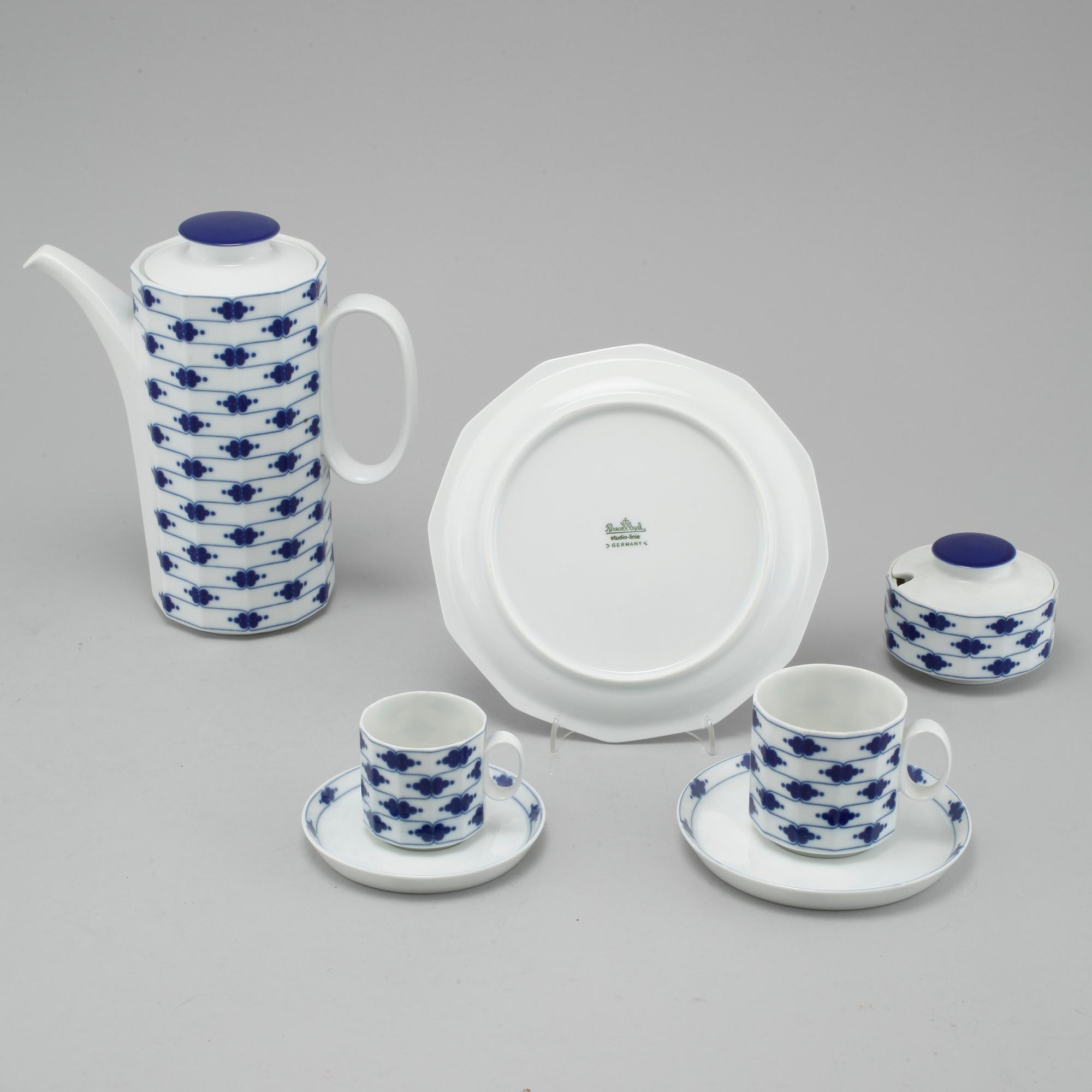 32 pieces of porcelain tableware by Tapio Wikkala for Rosenthal, 1979-80.