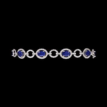 863. A blue sapphire, tot. app. 5.57 cts, and brilliant cut diamond bracelet, tot. 1.98 ct.
