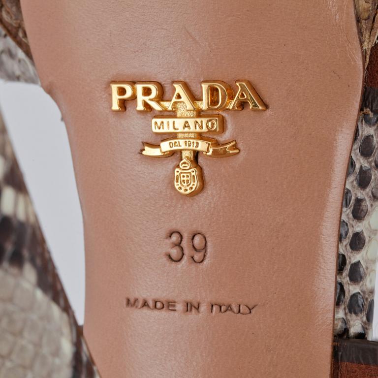 PRADA, ett par sandaletter. Storlek 39.