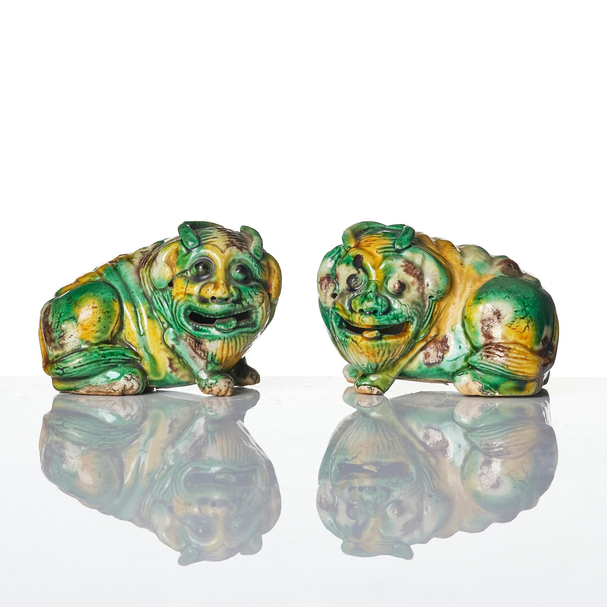 Figuriner, två stycken, porslin. Qingdynastin, Kangxi (1662-1722).