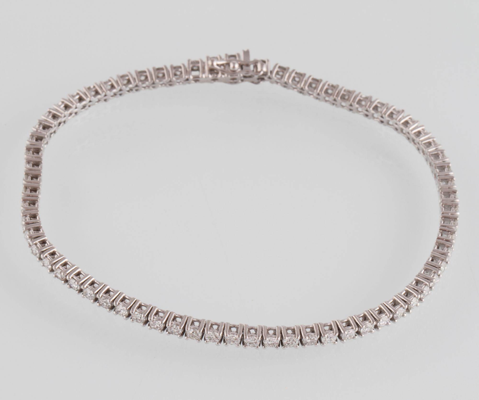 ARMBAND, 18K vitguld med briljantslipade diamanter ca 3.10 ct. Vikt 9,4 gram.