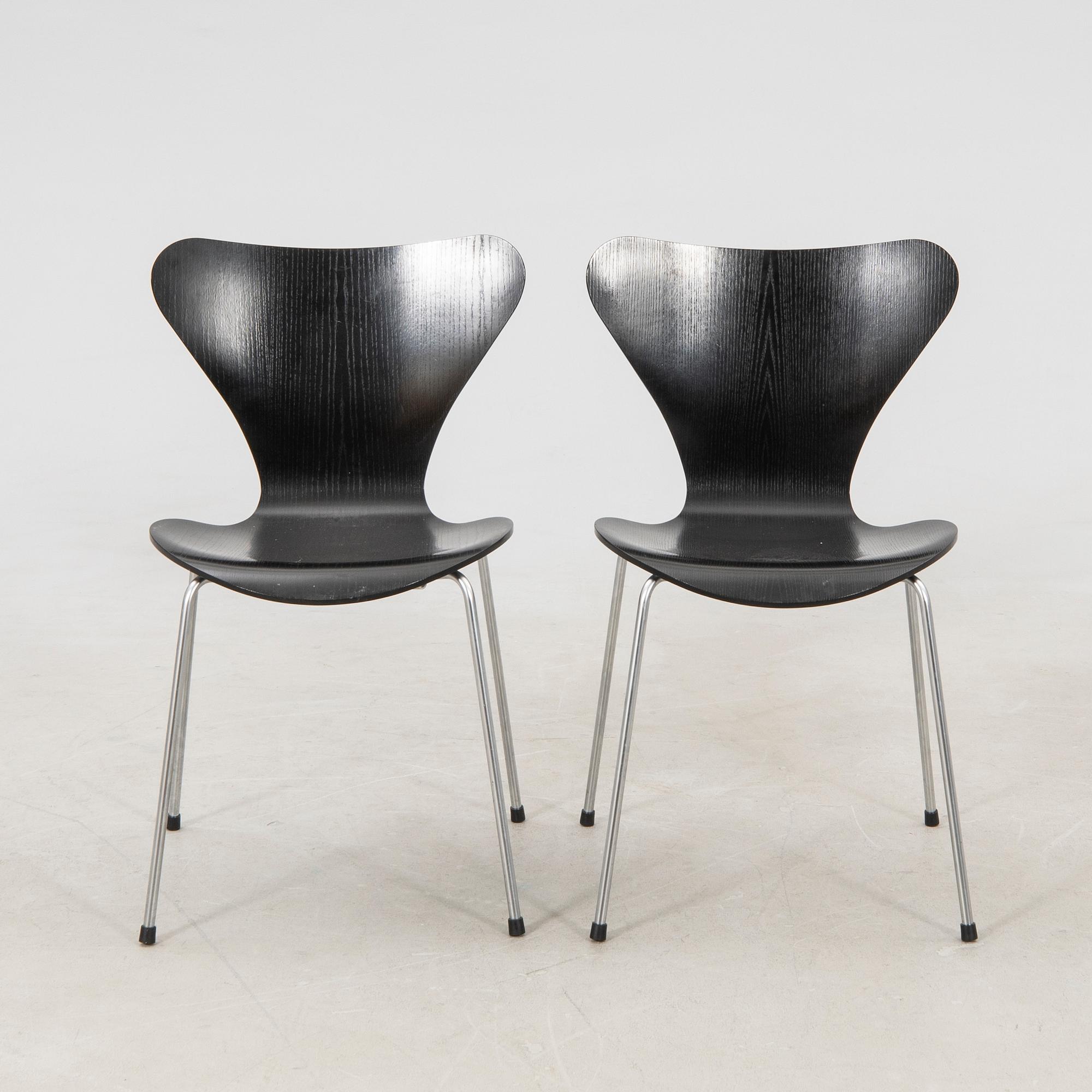 Arne Jacobsen, stolar 2 st. "Sjuan", Fritz Hansen, Danmark 2007.