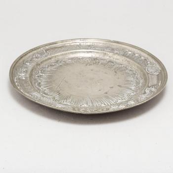 AN 18TH CENTURY PEWTER ROCOCO PLATE.